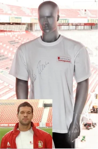 Versteigerung zu Gunsten der Stiftung Deutsche Schlaganfall-Hilfe: Handsigniertes T-Shirt von Michael Ballack Bild: Versteigerung zu Gunsten der Stiftung Deutsche Schlaganfall-Hilfe: Handsigniertes T-Shirt von Michael Ballack