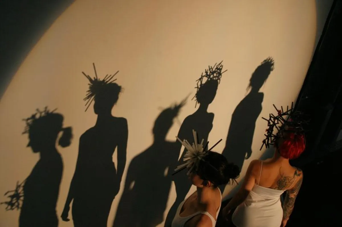 Schmuckschau Inszenierte Bilder auf der Jahresausstellung DIA'09. Fakultät Gestaltung der Hochschule Wismar. Foto: Georg Hundt.