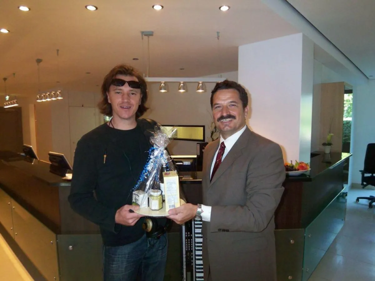 Der erste Gast im Park Inn Mannheim: Ernst Bertram (links) wird von Direktor Achim Martin begrüßt