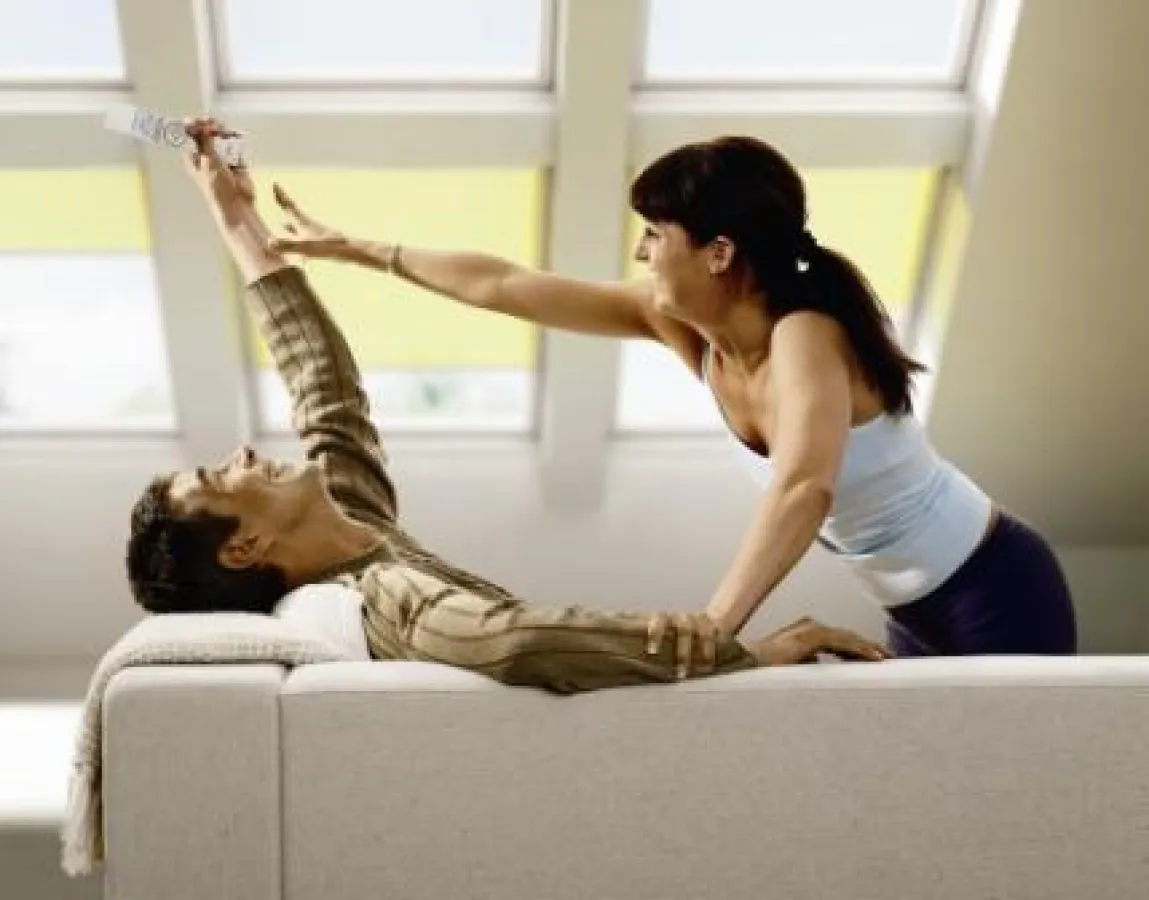 Wohnkomfort auf Knopfdruck: Bis zu 200 Produkte lassen sich mit nur einer Funk-Fernbedienung steuern, zum Beispiel elektrische Dachfenster Integra (von VELUX), Sonnenschutzprodukte oder Rollläden. Fot