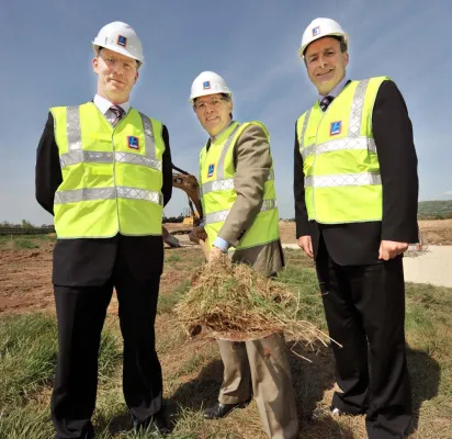 Bild: Spatenstich für Aldi Logistikzentrum in Irland - Für Entwurf und Baumanagement zeichnet KZA verantwortlich