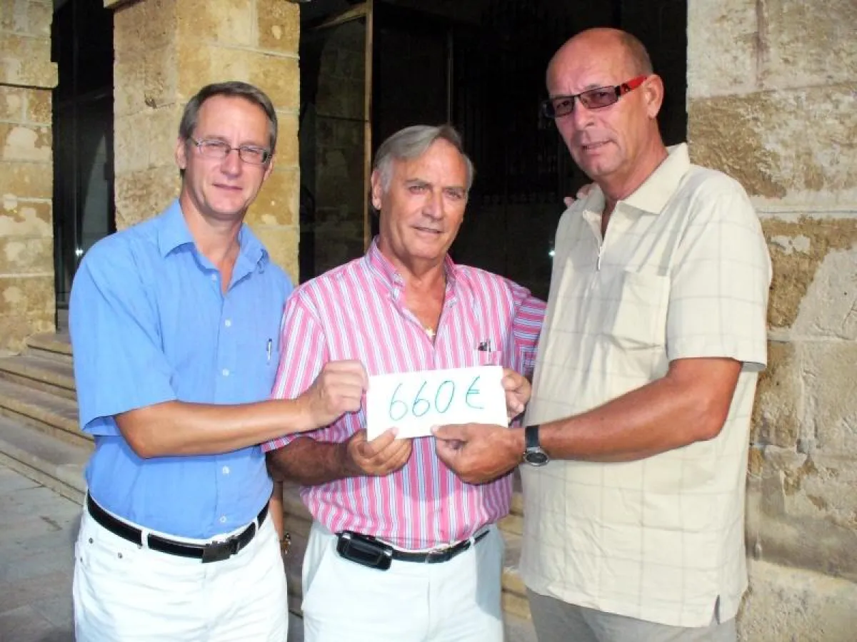 Bei der Spendenübergabe vor dem Rathaus von Denia: Von rechts nach links: Joachim Kuhl (Euro Club), Pepe Correcher (Caritas Denia)