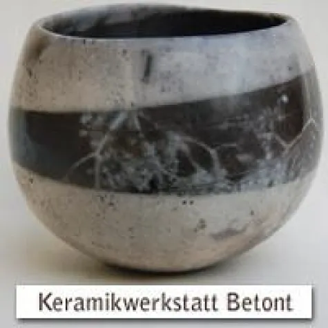 Bild: Keramikwerkstatt Betont präsentiert Rauchbrandkeramik auf Ausstellungen und bietet winterliche Keramikkurse an