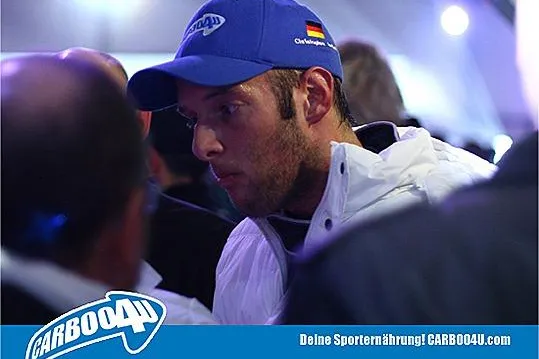 Bild: Carboo4U Rennfahrer Christopher Brück gewinnt mit seinem Team Race4Kids den Thriller in Köln