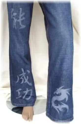 Die individuell gestaltete Jeans unter dem Weihnachtsbaum statt wieder mal „S.O.S“ Bild: Die individuell gestaltete Jeans unter dem Weihnachtsbaum statt wieder mal „S.O.S“