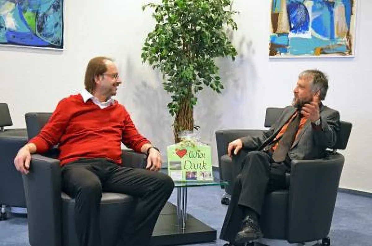 Stephan Maier (rechts) dankt Manfred Barth für dessen Unterstützung (Bild: Barth Medienhaus).