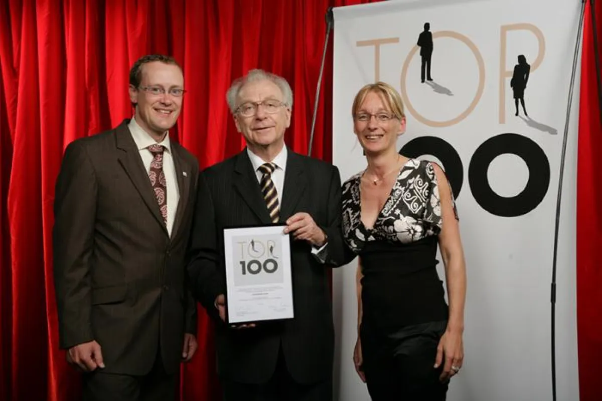 „Der ist mit Herzblut dabei und macht sich für den Mittelstand stark“: mediaBEAM-Geschäftsführer Jochen Meyer (l.) und Ehefrau Kathrin Meyer-Voges waren bei der Verleihung des Gütesiegels „Top 100“ be