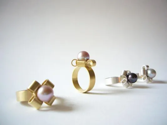 Bild: Schmückende und nützliche Konsumgüter mit Köpfchen. - Ich packe meinen Koffer und nehme mit …