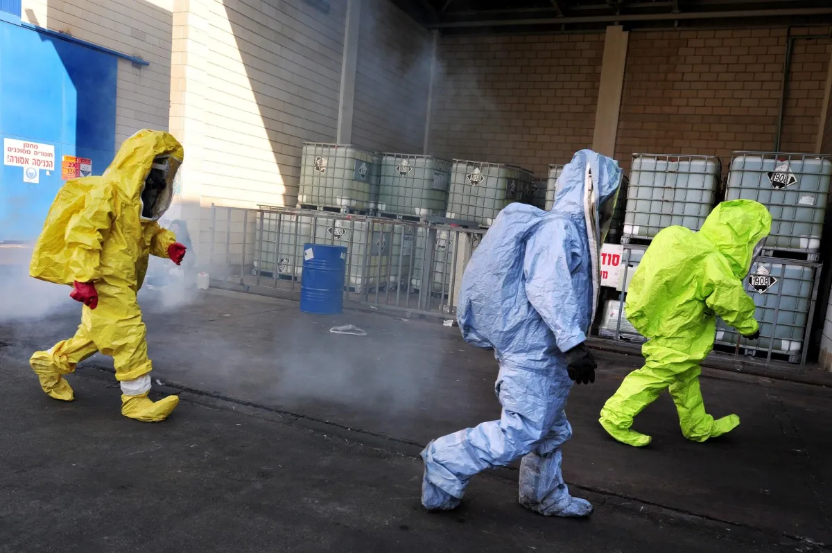 Einsatzgruppe im Chemievollschutzanzug