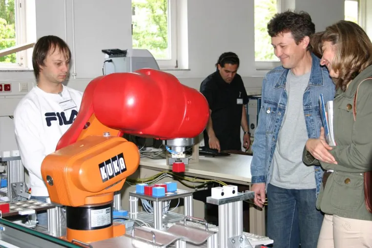 Bild: Kolloquium zu aktuellen Entwicklungen und zukünftiger Technik der Industrierobotik