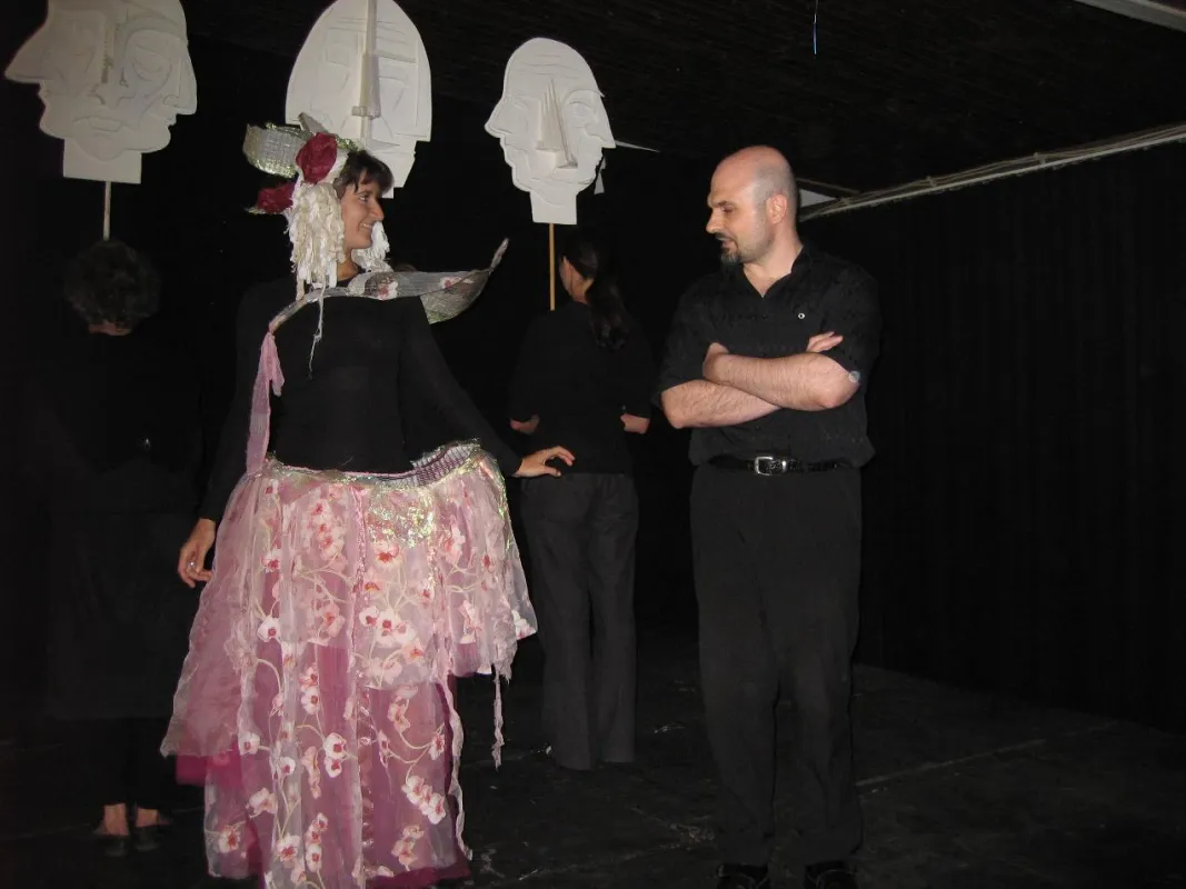 Turandot (Raphaela Zick) trifft Gogher Gogh (Antonios Safralis) an der Stadtmauer