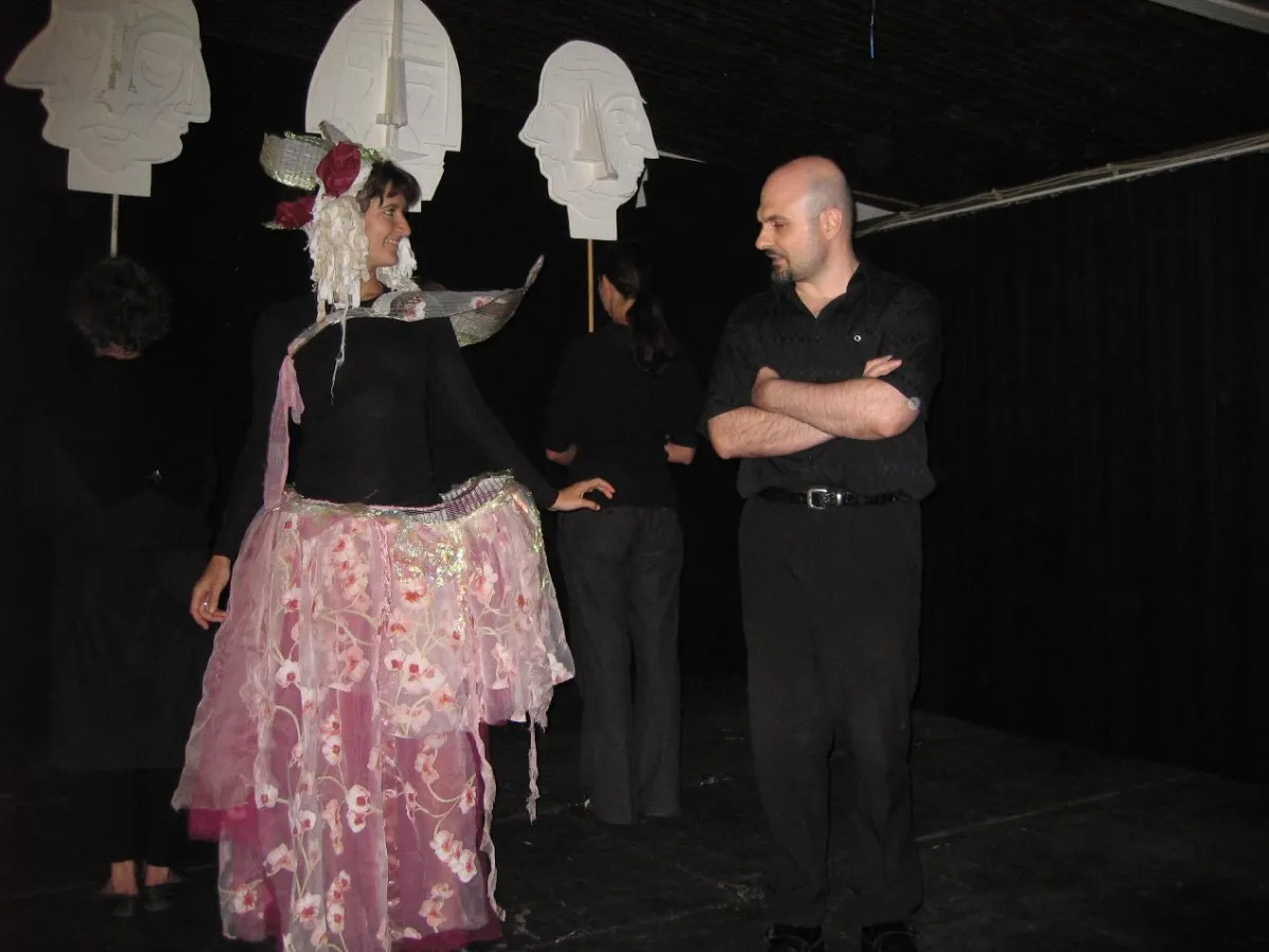 Turandot (Raphaela Zick) trifft Gogher Gogh (Antonios Safralis) an der Stadtmauer