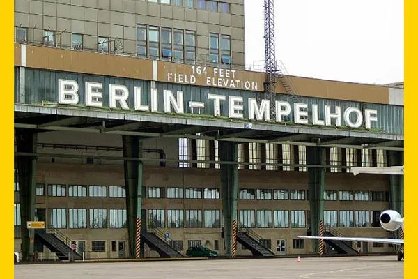 Bild: Gedenkveranstaltung zum Jahrestag der Schließung des Zentralflughafens Tempelhof am 30. Oktober.