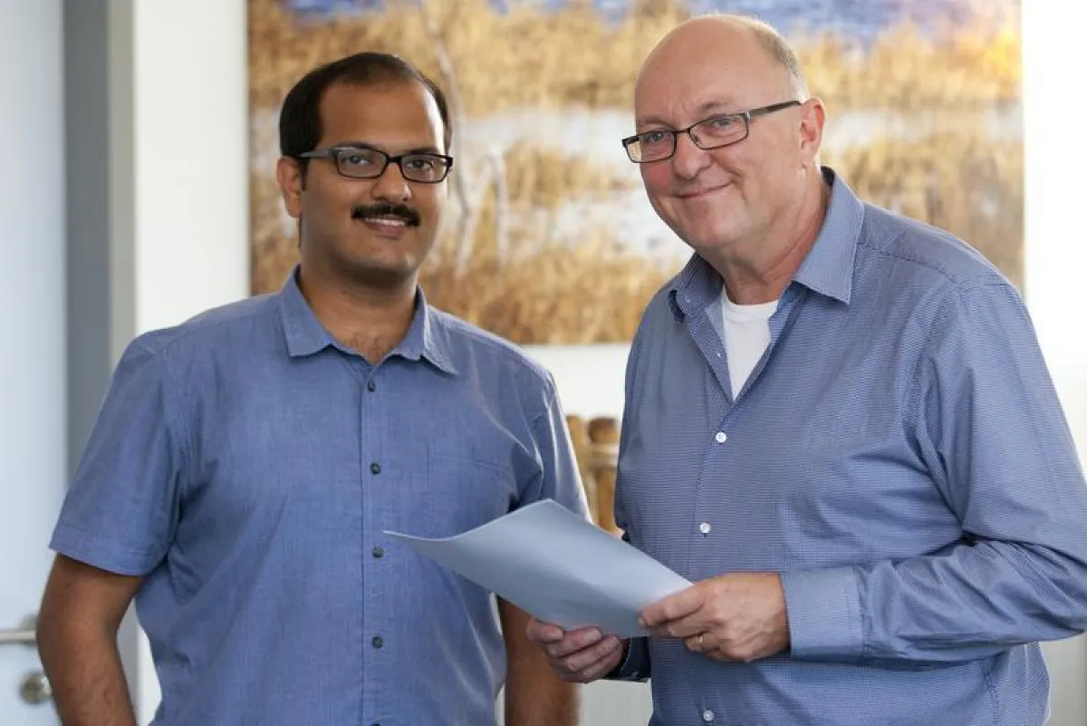 Professor Dr. Matthias Gaestel (rechts) und Dr. Manoj B. Menon. (Quelle „MHH/Kaiser“.)