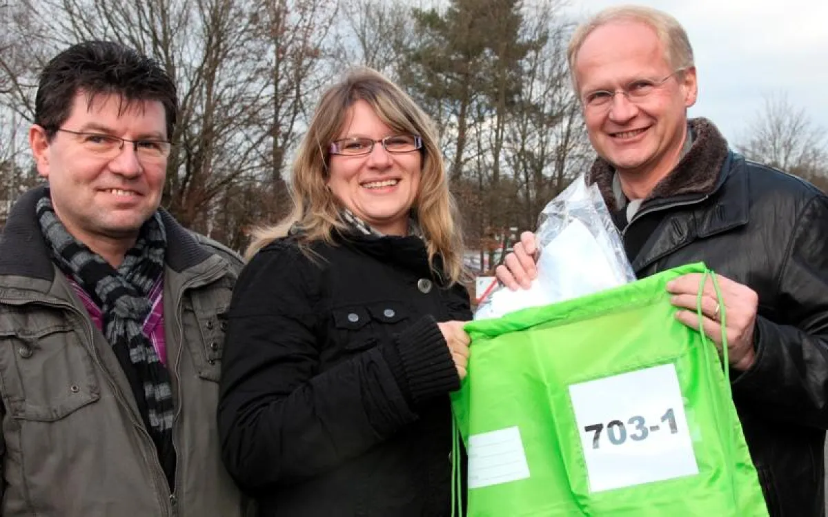 Bürgermeister Dr. Klemens Gsell (r.) bekommt von Jeannette und Thomas Seifert (Veranstalter JCR) seinen Starterbeutel überreicht