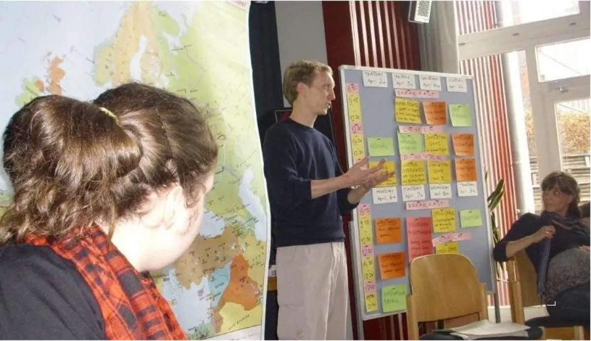 Planspiel zu Menschenrechten: Vertreter verschiedener politischer Gruppen und NGOs diskutieren über Flüchtlingsproblematik