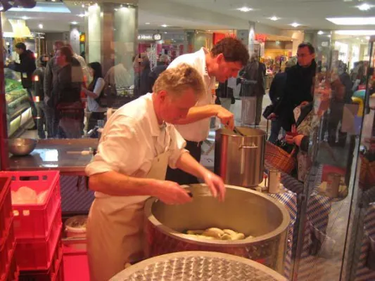 Bild: Weißwurstaktion zum wohltätigen Zweck