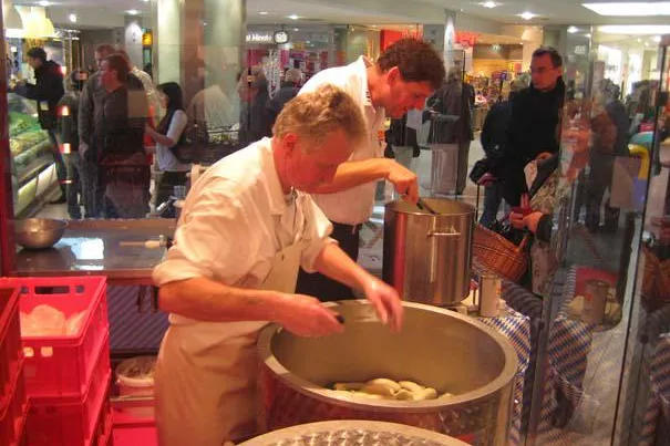 Weißwurstaktion zum wohltätigen Zweck Bild: Weißwurstaktion zum wohltätigen Zweck