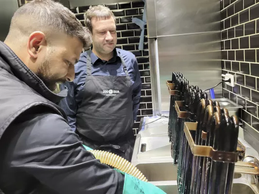 Bild: Die Berliner Zoogastronomie frittiert nachhaltig und nutzt dafür den mobilen Service von Filta Berlin