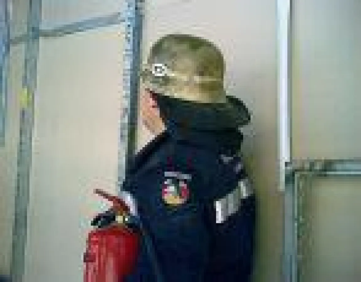 Brandposten (Feuerwehrmann) bei feuergefährlichen Bauarbeiten