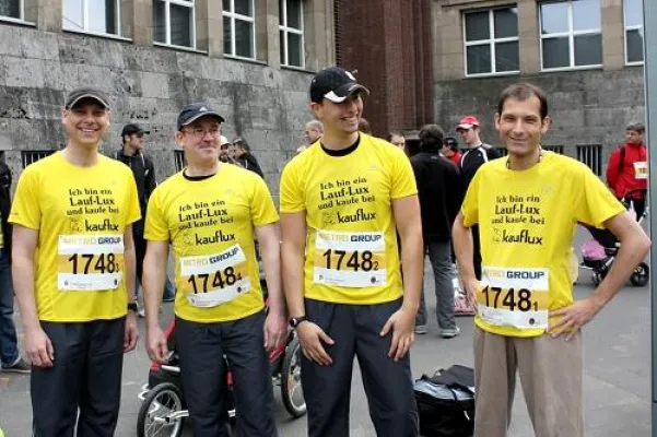 Bild: Kauflux.de mit vollem Körpereinsatz. Team „Lauf-Luxe“ beweist Ausdauer beim Düsseldorfer Marathon.