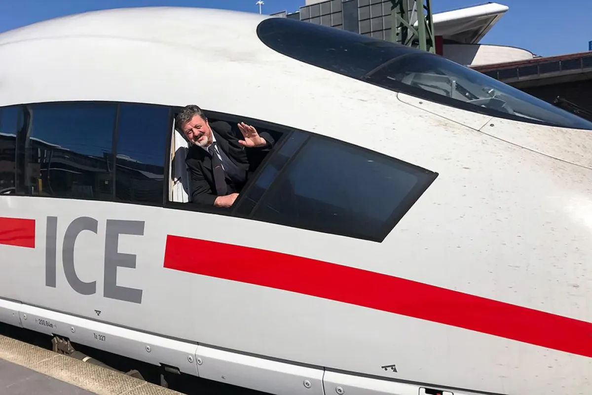 Lokführer Zoran Bozkovic im ICE-Führerstand. Sein Traum ist Wirklichkeit geworden. Foto: M. Bader