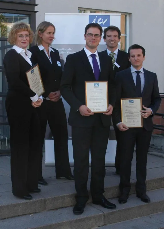 Sebastian Göbel (Mitte), 2. Preis, Uni Gießen; Karl Krziwon (rechts), 1. Preis, HS Rosenheim