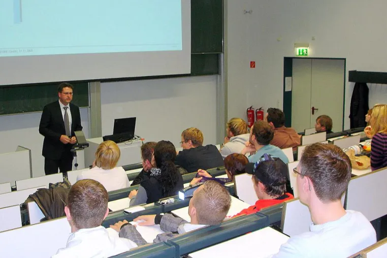 Bild: Ehemaliger Absolvent der Hochschule Harz (FH) referierte über zukünftige Berufschancen als Bankconsultant