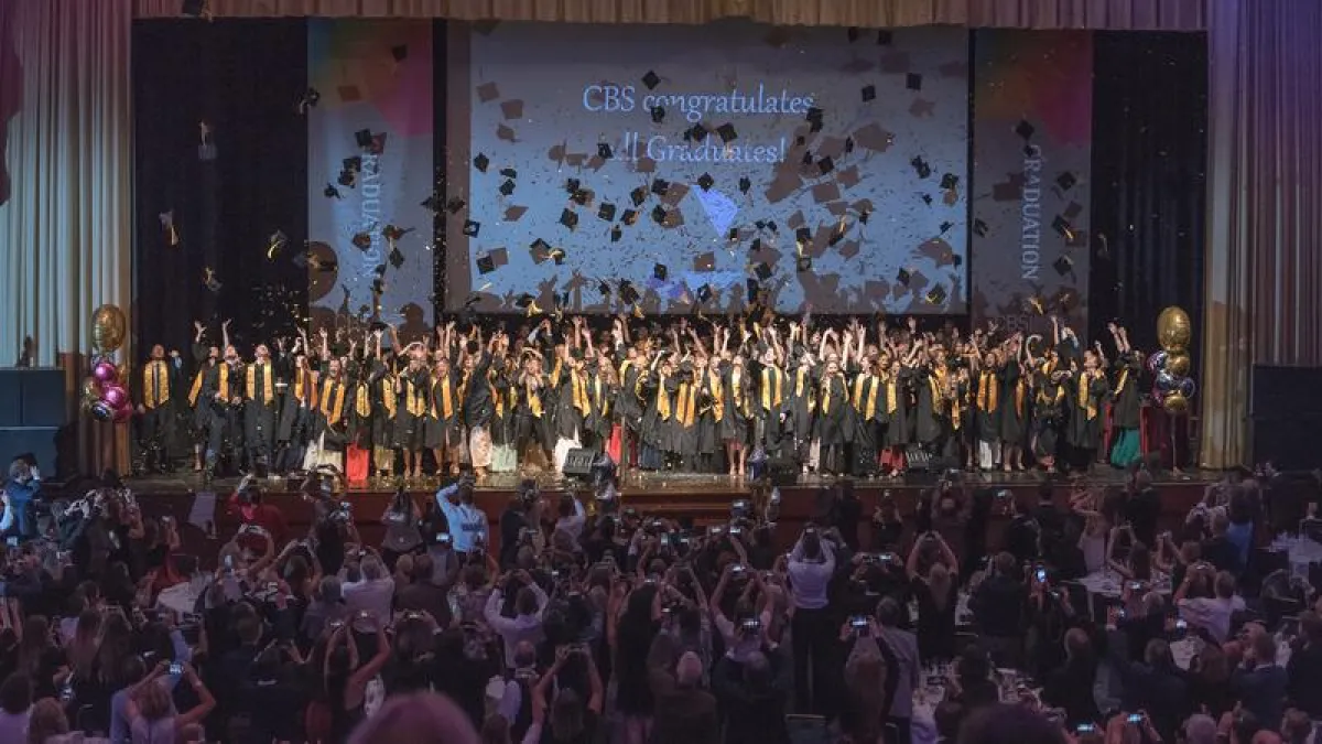 Bei der Bachelor-Graduation im Maritim Hotel Köln feierten die Absolventen der Cologne Business School (CBS) ihren erfolgreichen Studienabschluss. (Constantin Ehrchen)