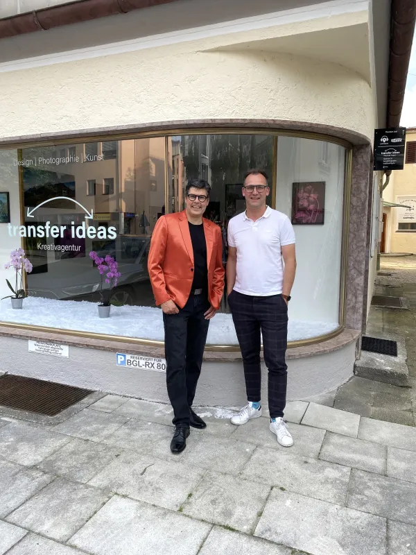 Thomas Kujat (links) und Thorsten Jost vor dem neu eröffneten Büro in Bad Reichenhall (© Thorsten Jost)