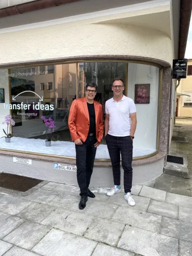 Bild: Redner und ehemaliger Seefahrer Thorsten Jost eröffnet neue Büroräume