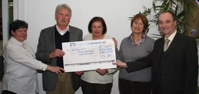 Bild: Glühweinverkauf zu Gunsten Freundeskreis