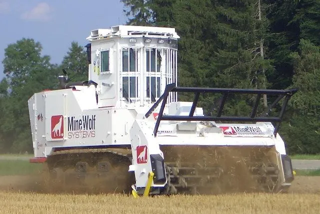 Bild: AHWI Maschinenbau GmbH übergibt Geschäftsbereich Minenräumung an MineWolf Systems AG, Stockach