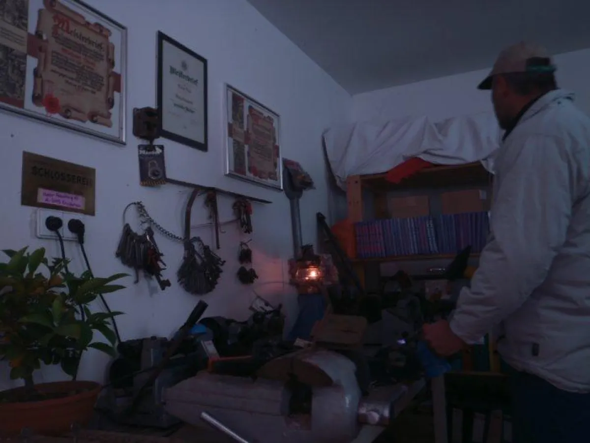 Schlossermeister Michael Bübl in seiner Werkstatt; Für viele ein Vorbild