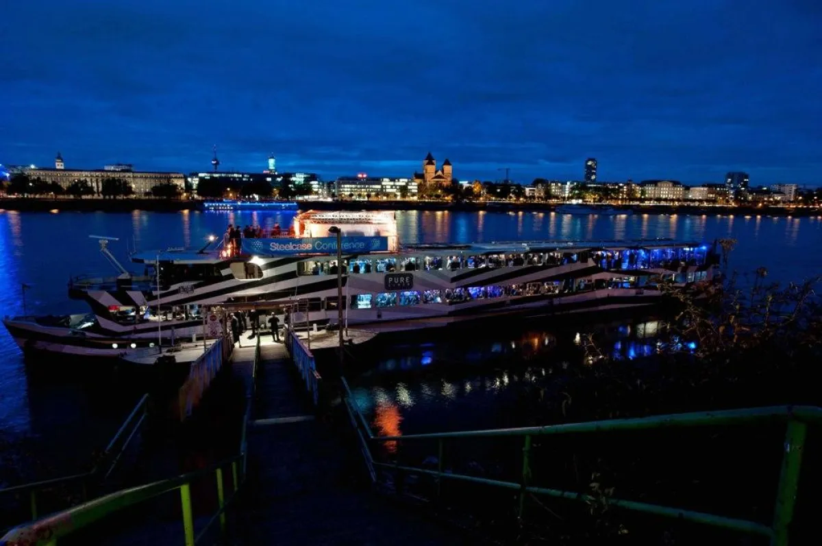 Pure-liner bei Nacht (copyright by Steelcase Werndl AG)