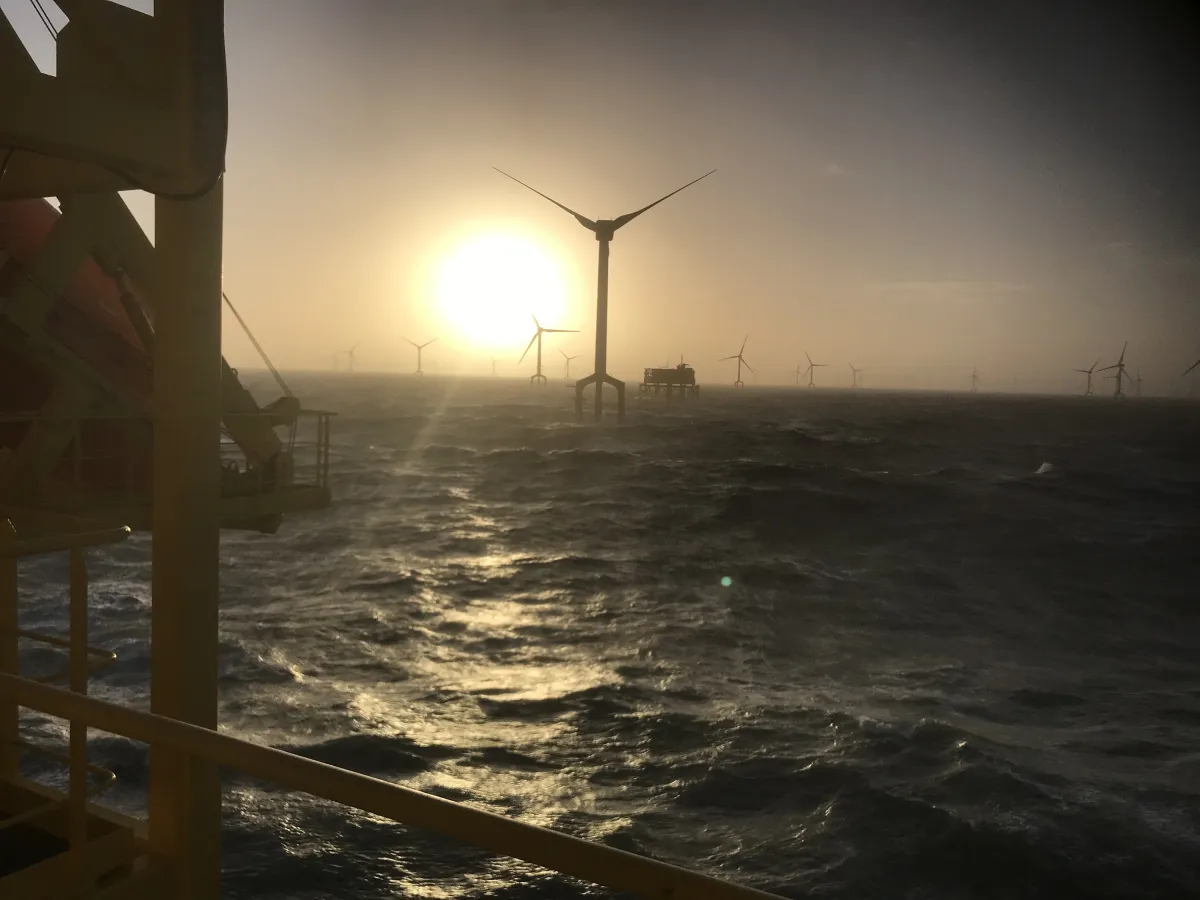 Impressionen eines Offshorebauwerks Sonnenuntergang (© NT Service GmbH)