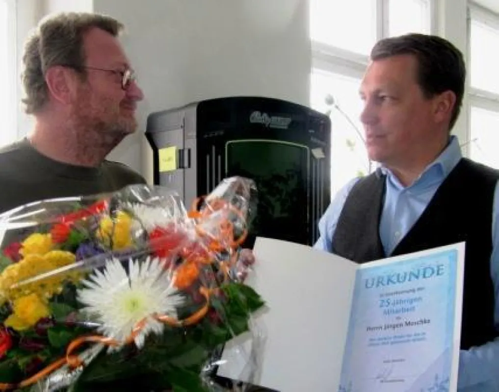 Jubilar Jürgen Meschke und Geschäftsführer Sascha Blodau