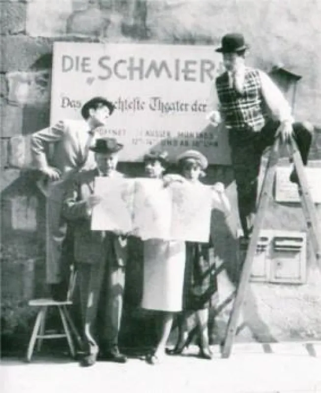 Bild Ensemble 50ziger Jahre: „Die Schmiere: Das schlechteste Theater der Welt bezieht Stellung“ (v.l.n.r.: Egon Wachendörfer, Ewal