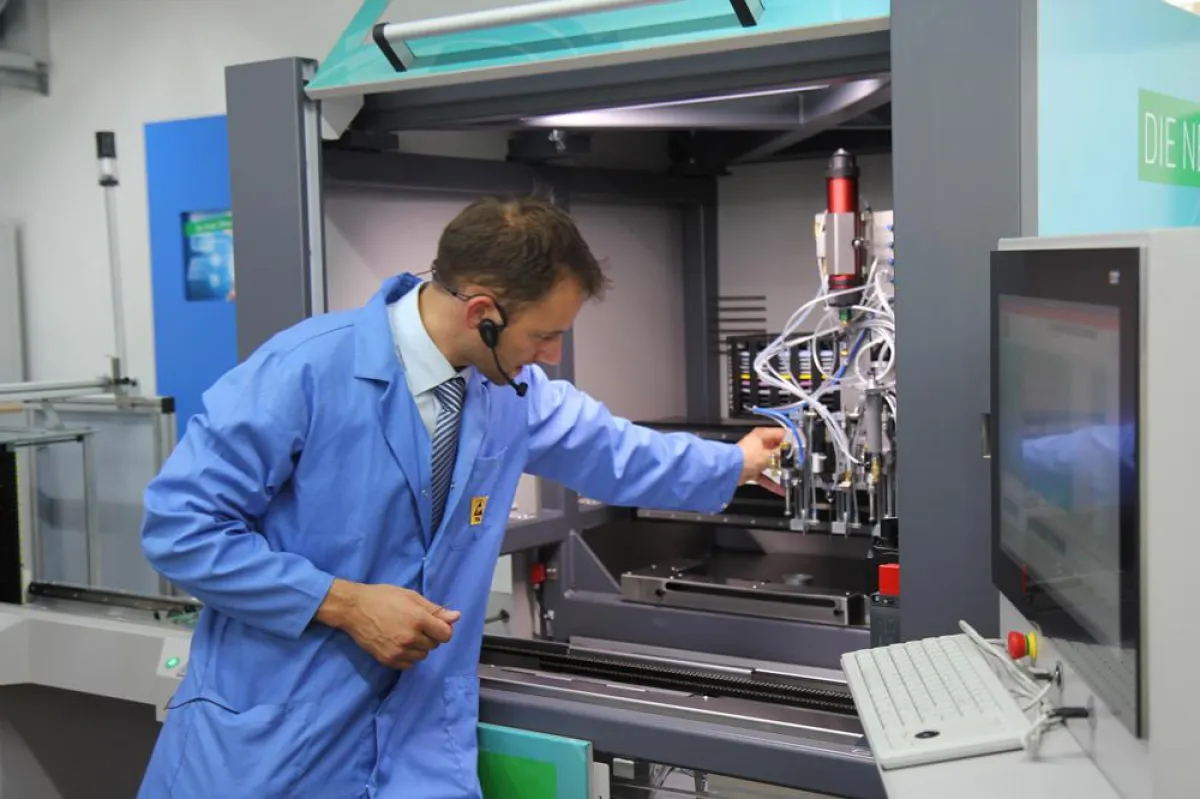 Protecto-Linie im Rehm Technology Center, bestehend aus Vier-Kopf-Applikationssystem, Vakuum-Modul f