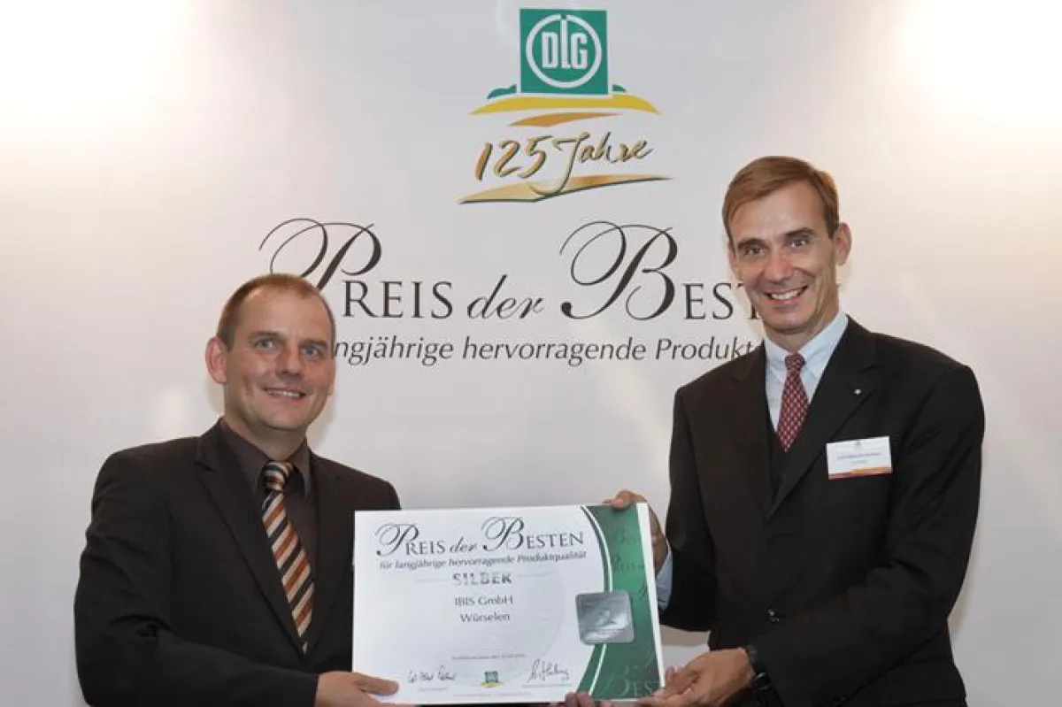Udo Dietlin, Geschäftsführer der IBIS GmbH (l.) erhält die Auszeichnung „Preis der Besten