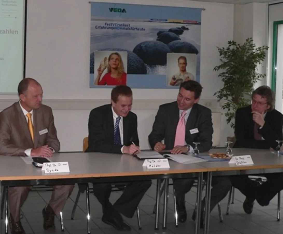 Kooperation besiegelt; von links nach rechts: Prof. Dr. Andreas Syska und Prof. Dr. Wilhelm Mülder (beide Hochschule Niederrhein), Dr. Ralf Gräßler und Klaus Pohlmann (beide Geschäftsführende Gesellsc