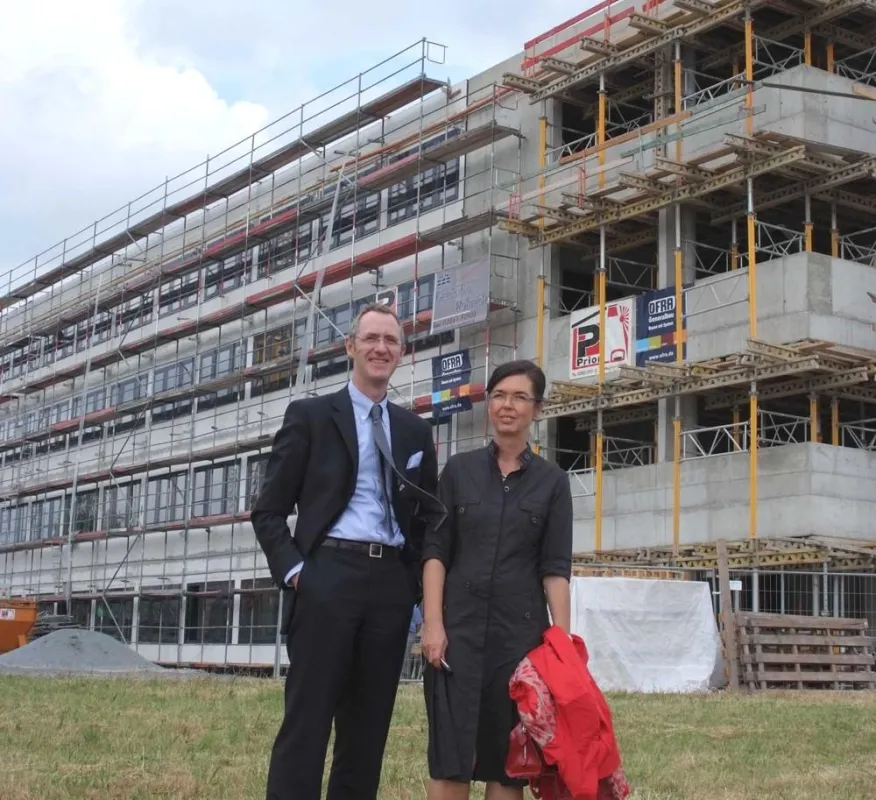 OFRA-Inhaber Oliver Franz und Geschäftsführerin Angela Reiß vor dem Rohbau des Amtes für Bodenmanagement in Korbach
