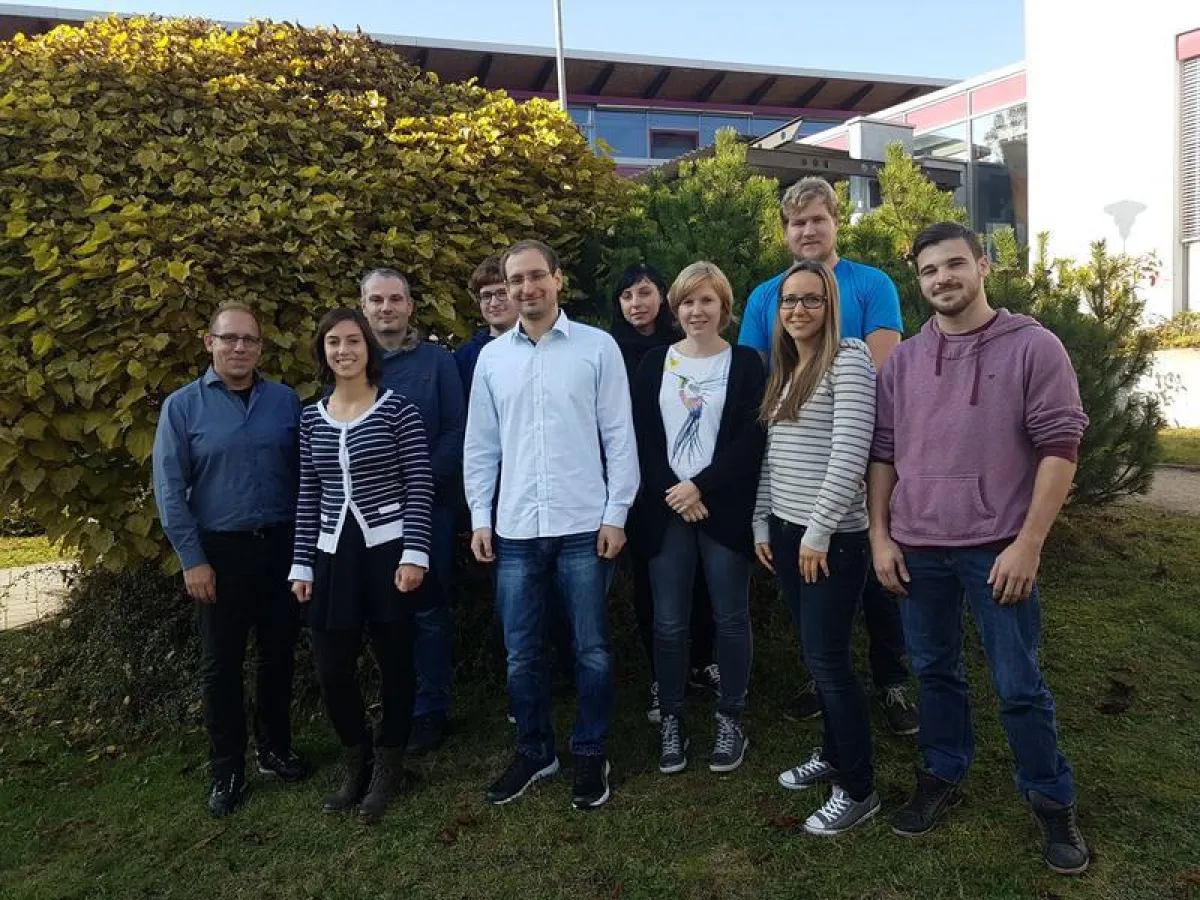 Das Team SensAble nimmt am internationalen studentischen Wettbewerb SensUs teil; Prof. Dr. Sven Ingebrandt (ganz links) betreut  (HS Kaiserslautern)