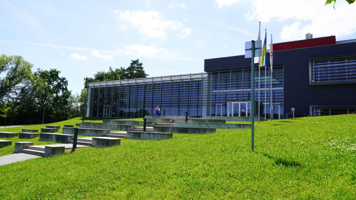 Hochschule Coburg: Moderne Bildungsstätte mit attraktiven Arbeitsplätzen und neuester Technologie. (© Eva Klink)