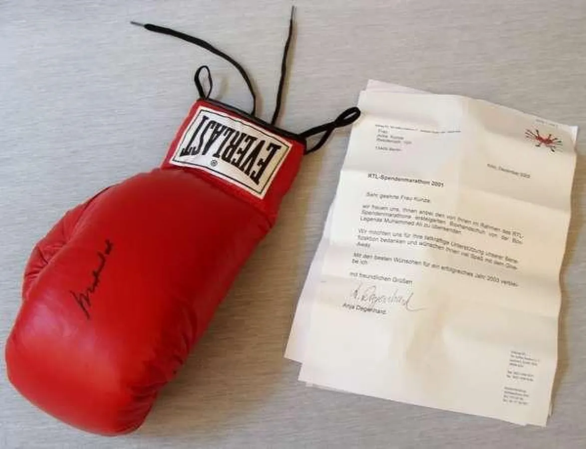 Handsignierter Boxhandschuh von Mohammad Ali im Verkauf auf amprice