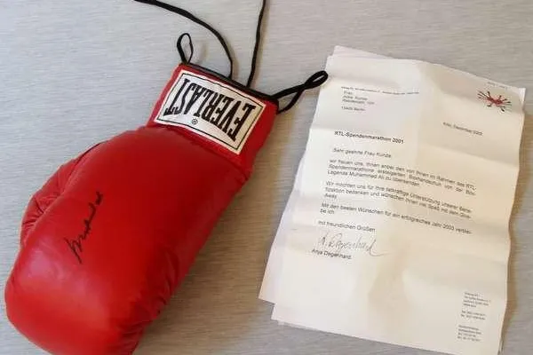 Original Boxhandschuh von Mohammad Ali auf amprice im Verkauf Bild: Original Boxhandschuh von Mohammad Ali auf amprice im Verkauf
