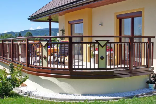 Bild: Balkon mit schmutzabweisender Oberfläche