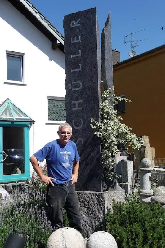 Alois Schüller, Steinmetzmeister aus Bonn-Endenich, hat beim Grabzeichenwettbewerb der Bundesgartenschau in Koblenz drei Bronzemed