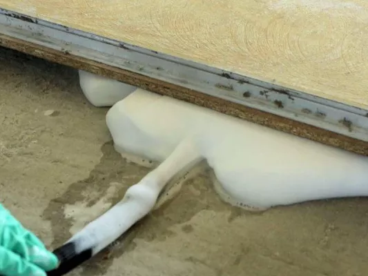 Bild: Sanierung eines Hohlbodens mit Jati-2K-Desinfektionsschaum