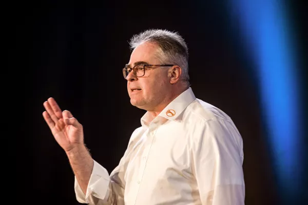 Michael Aigner gewinnt Award bei Rednerwettbewerb - Rückenschmerz schlägt ein Bild: Michael Aigner gewinnt Award bei Rednerwettbewerb - Rückenschmerz schlägt ein